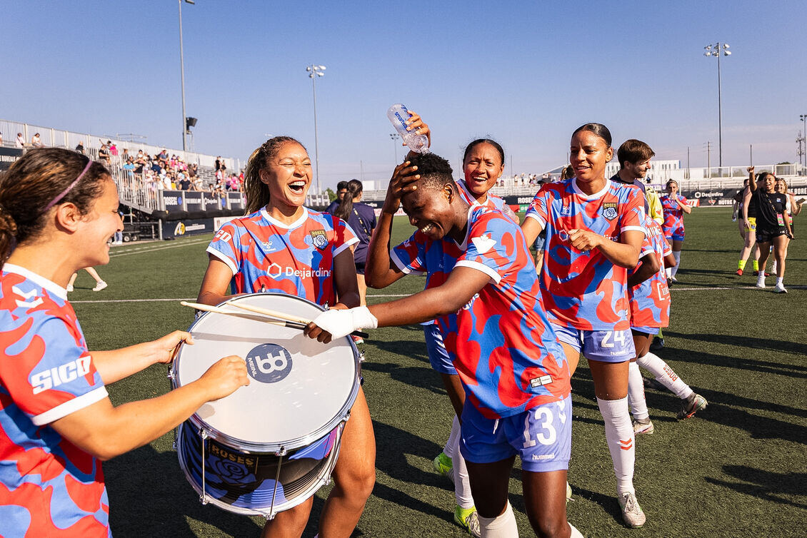 UN TOUR DU CHAPEAU DE BADU PROPULSE LES ROSES VERS LA VICTOIRE