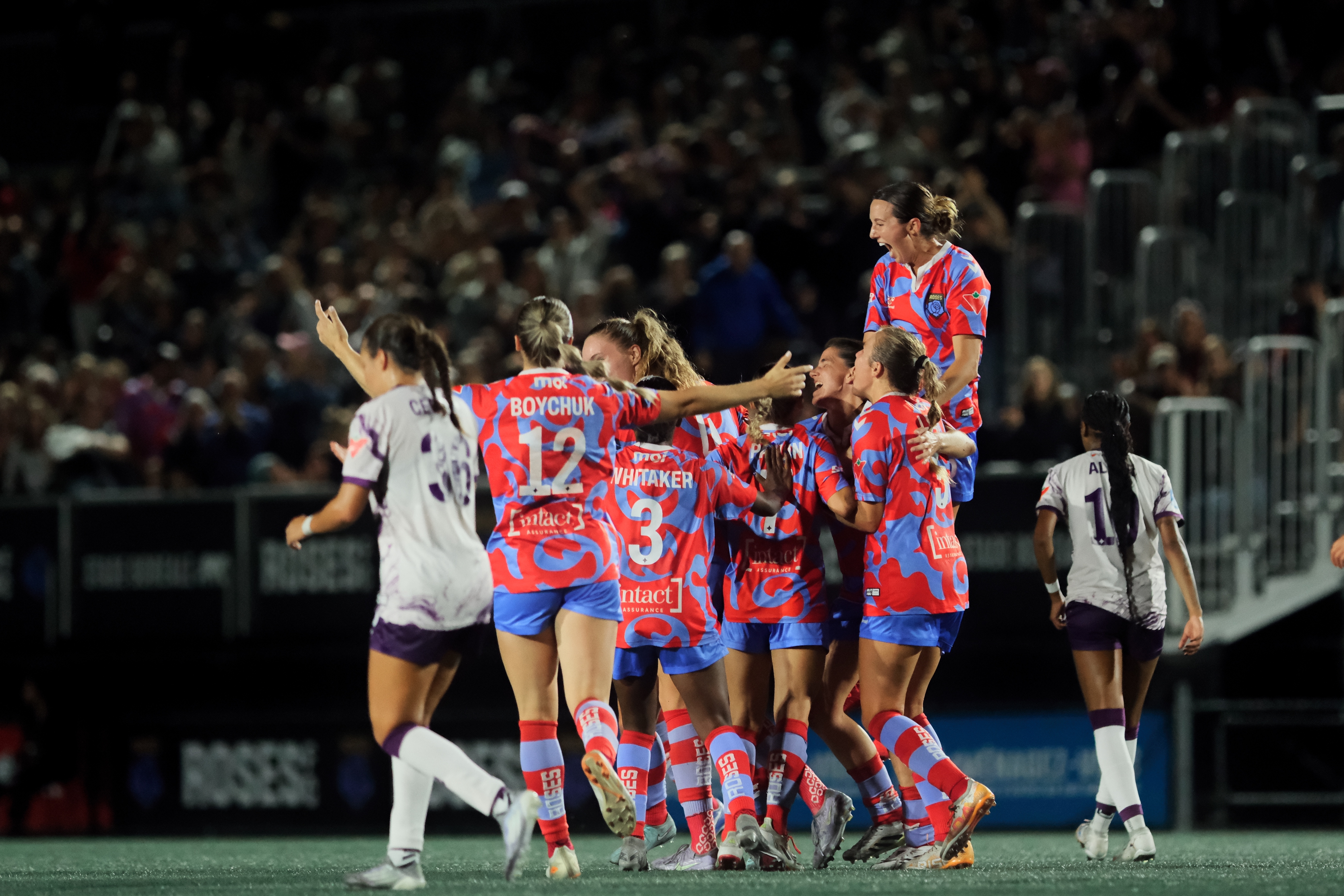 LES ROSES FRAPPENT UN GRAND COUP : UNE VICTOIRE DÉCISIVE QUI LES PROPULSE EN SÉRIES !