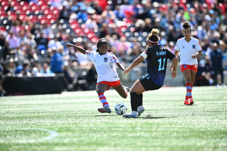 A VALUABLE ROAD POINT KEEPS THE ROSES IN THE PLAYOFF RACE