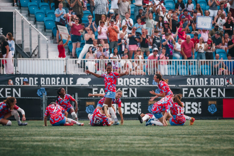 LES ROSES FRAPPENT FORT DÈS LE COUP D’ENVOI ET SIGNENT UNE VICTOIRE ÉCLATANTE : DEUX BUTS, TROIS POINTS !