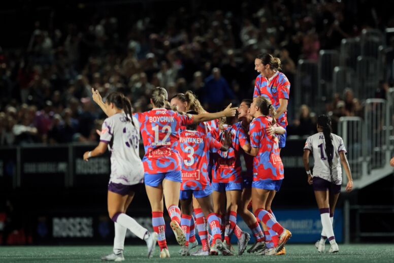 LES ROSES FRAPPENT UN GRAND COUP : UNE VICTOIRE DÉCISIVE QUI LES PROPULSE EN SÉRIES !
