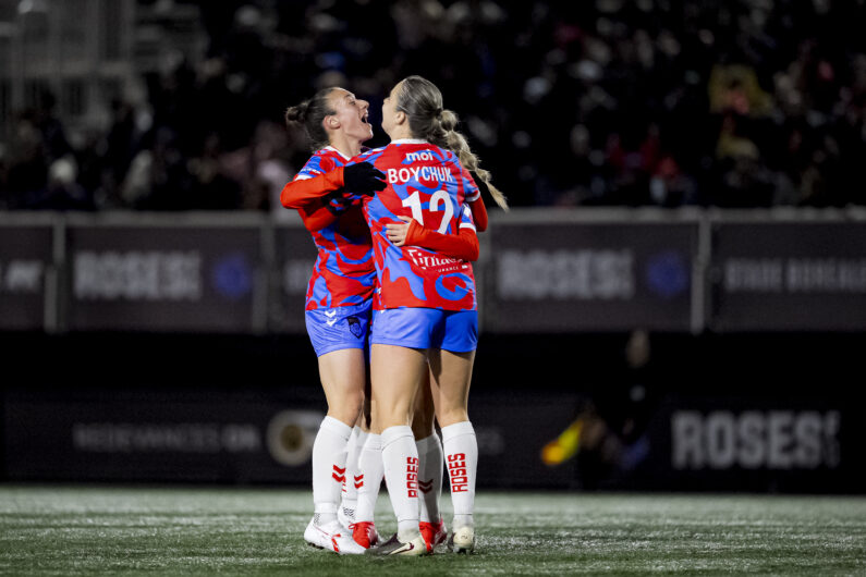 LES ROSES VISITENT CALGARY ACCOMPAGNÉES D'UNE FICHE PARFAITE
