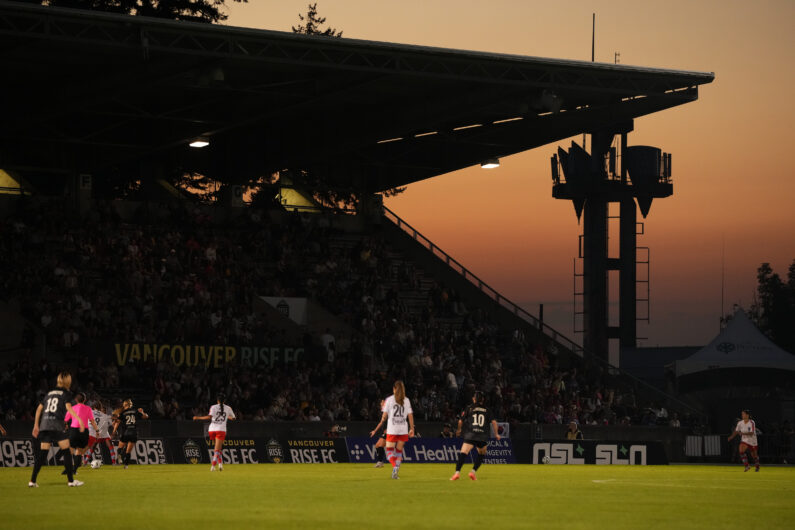 LES ROSES CHERCHENT À REBONDIR À VANCOUVER